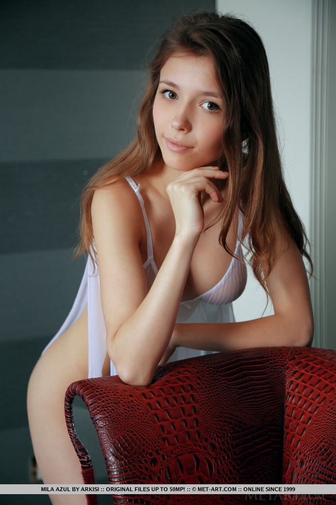Mila Azul in stimulating photo sessions for free of cost